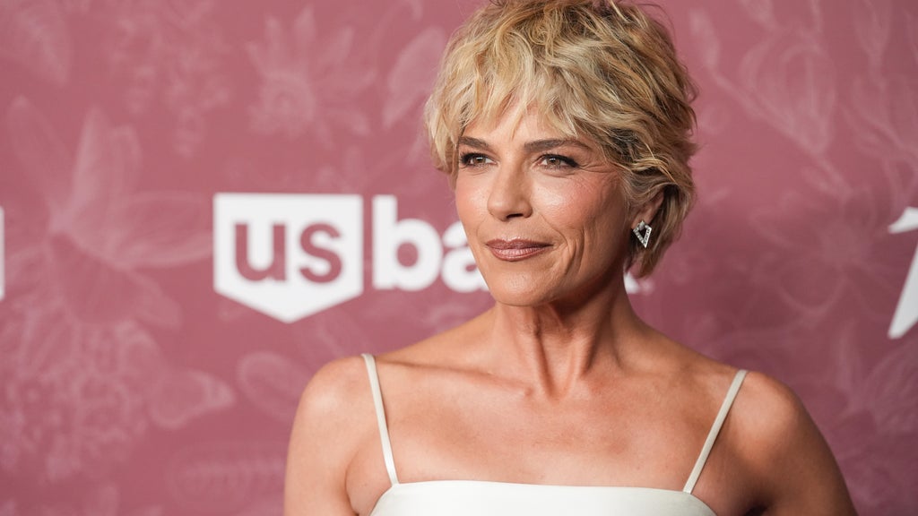 Actress Selma Blair arrested after allegedly biting flight attendant, being restrained on flight from LAX to JFK, source says — CBS Bay Area (KPIX), Palm Harbor Health news